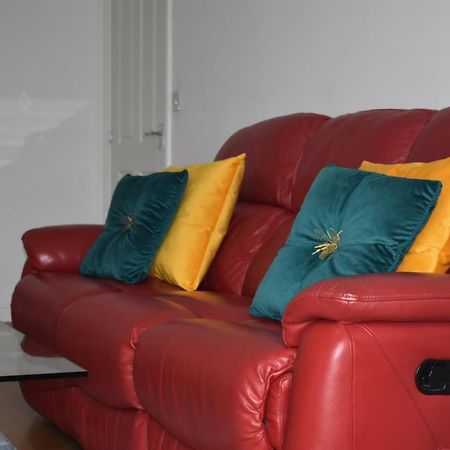Classy Campbell Park Apartment, Balcony & Free Parking Милтон-Кейнс Экстерьер фото
