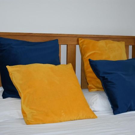 Classy Campbell Park Apartment, Balcony & Free Parking Милтон-Кейнс Экстерьер фото