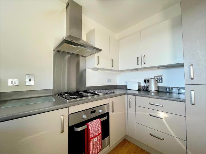 Classy Campbell Park Apartment, Balcony & Free Parking Милтон-Кейнс Экстерьер фото