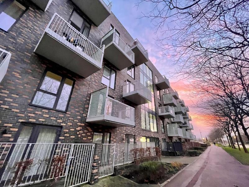 Classy Campbell Park Apartment, Balcony & Free Parking Милтон-Кейнс Экстерьер фото