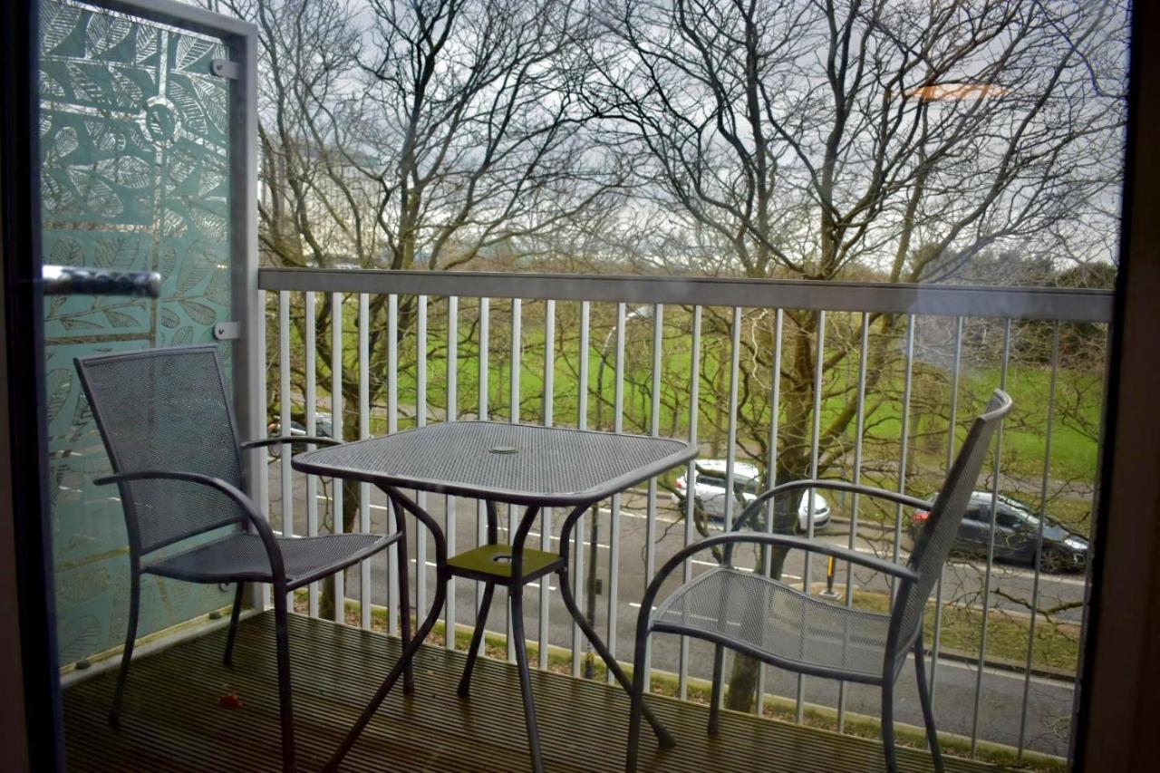 Classy Campbell Park Apartment, Balcony & Free Parking Милтон-Кейнс Экстерьер фото