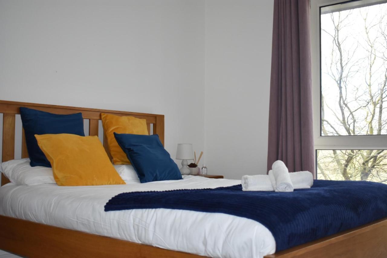 Classy Campbell Park Apartment, Balcony & Free Parking Милтон-Кейнс Экстерьер фото